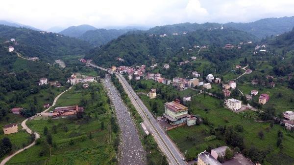 Karadeniz'de dere yatağında bulunan binalar yıkılıyor