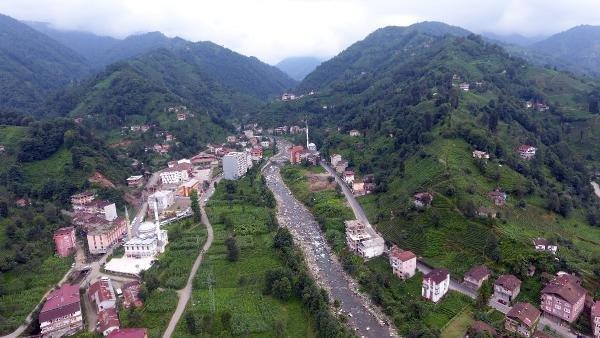 Karadeniz'de dere yatağında bulunan binalar yıkılıyor