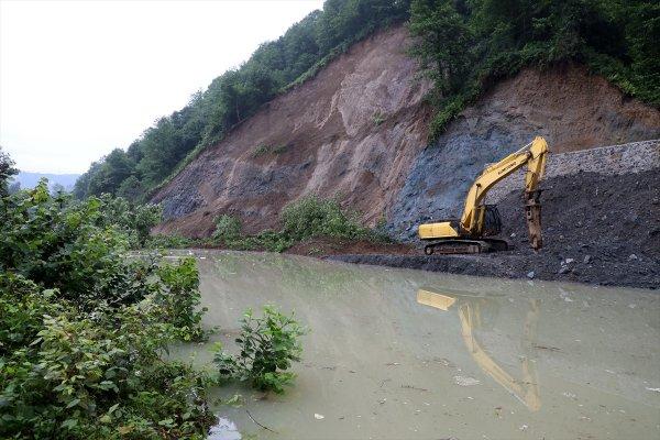 Heyelan nedeniyle Rize-Salarha yolu trafiğe kapatıldı
