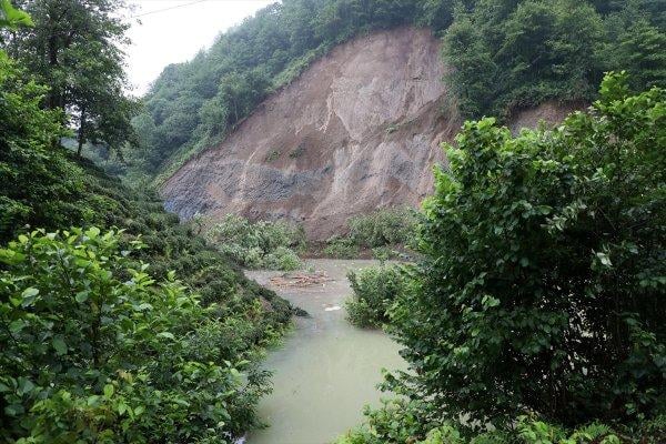 Heyelan nedeniyle Rize-Salarha yolu trafiğe kapatıldı