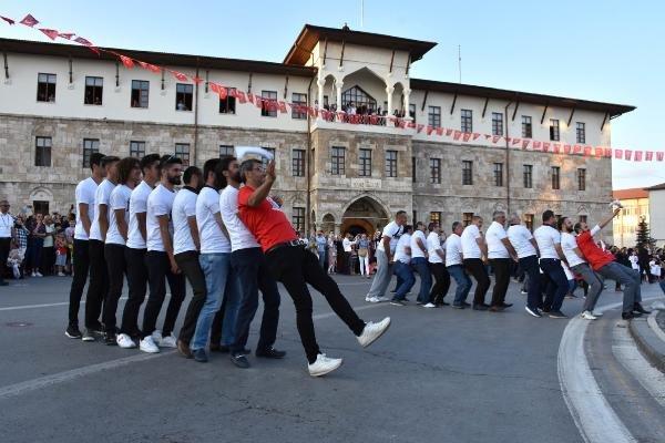 Sivaslılar, Gardaşlık Festivali'nde halaya durdu