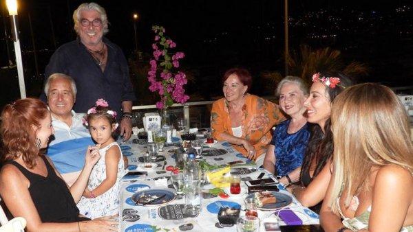 Erdal Özyağcılar'a doğum günü sürprizi