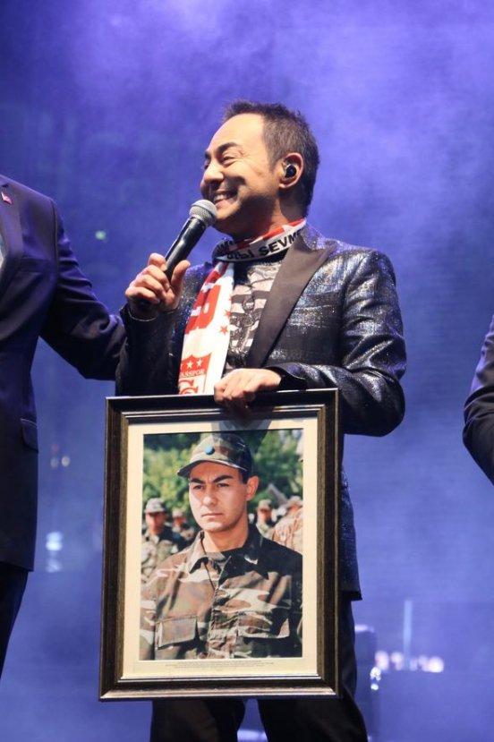 Serdar Ortaç askerlik fotoğrafını görünce duygulandı