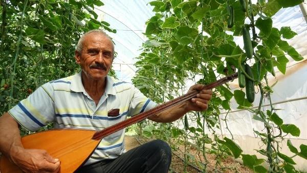 Verimin artmasını isteyen adam hayvanlarına saz çalıyor