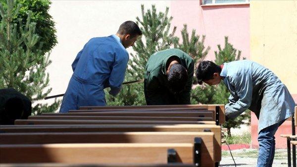 Ağrılı öğrenciler yazları mobilya imalatında çalışıyor