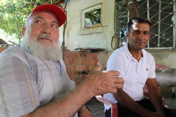 Pazarlıkta parmağını kırdığı dedenin elini öptü