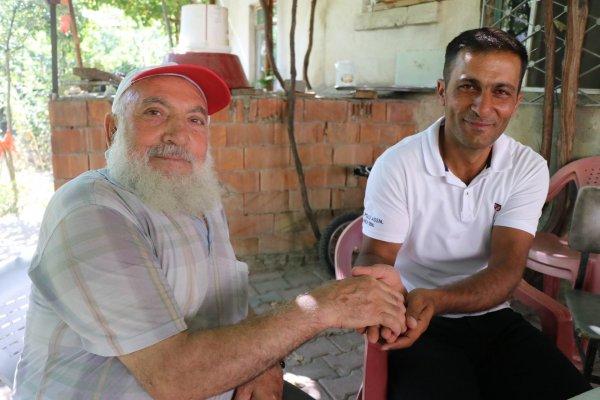 Pazarlıkta parmağını kırdığı dedenin elini öptü