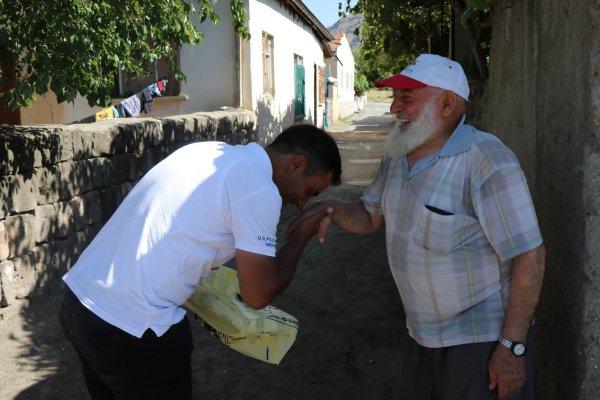 Pazarlıkta parmağını kırdığı dedenin elini öptü