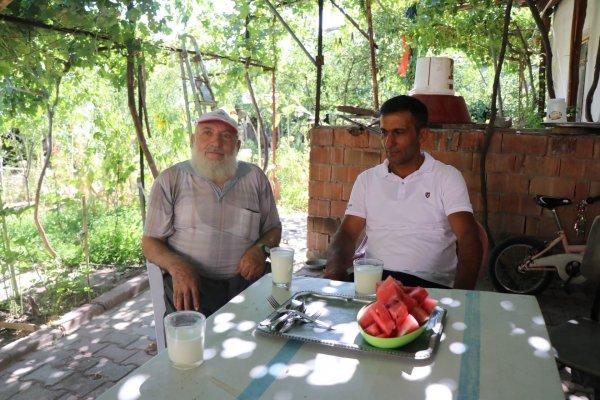 Pazarlıkta parmağını kırdığı dedenin elini öptü