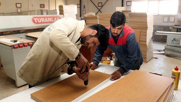 Ağrılı öğrenciler yazları mobilya imalatında çalışıyor