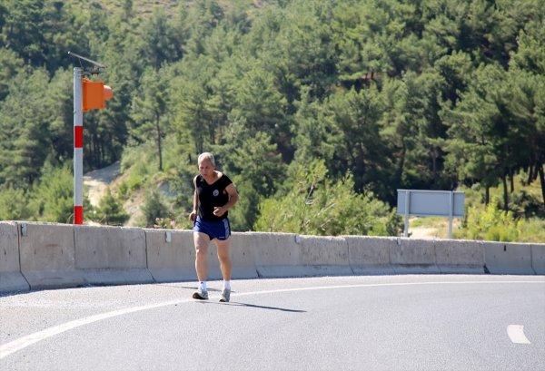Manisalı ihtiyar delikanlı, her gün İzmir'e kadar koşuyor
