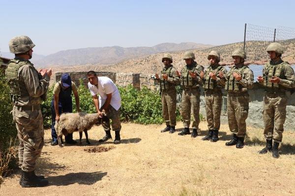 Mehmetçiğin Küpeli Dağı'nda bayram mesaisi