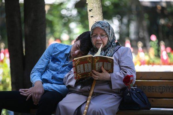Şehit aileleri bayramda şehitlikleri ziyaret etti
