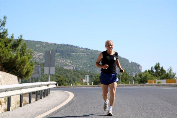 Manisalı ihtiyar delikanlı, her gün İzmir'e kadar koşuyor