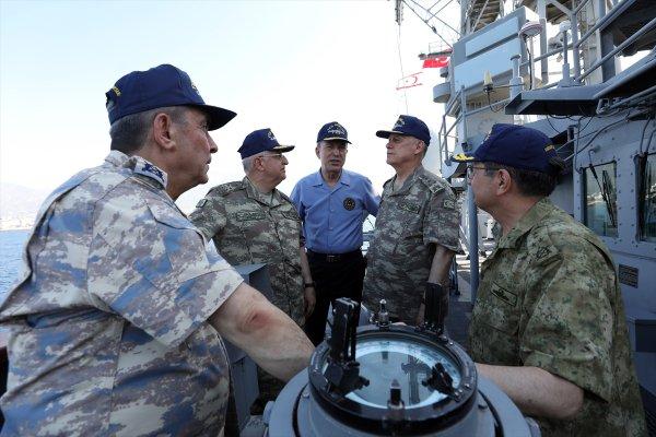 Akar ve komutanlar TCG Gemlik'e gitti