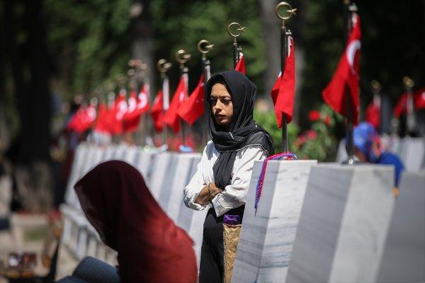 Şehit aileleri bayramda şehitlikleri ziyaret etti