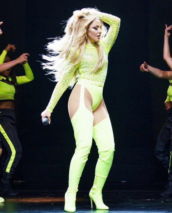 Hadise Harbiye'de sahne aldı