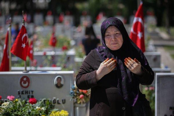 Şehit aileleri bayramda şehitlikleri ziyaret etti