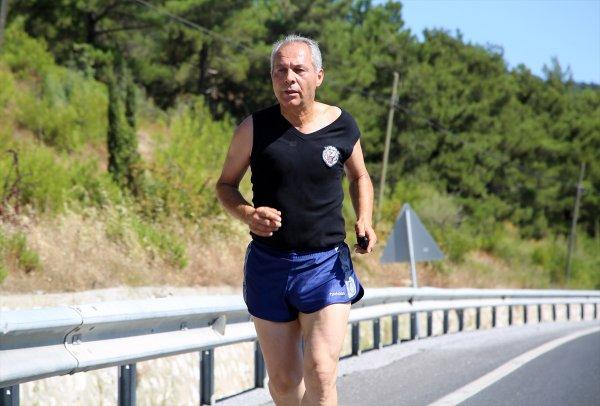 Manisalı ihtiyar delikanlı, her gün İzmir'e kadar koşuyor
