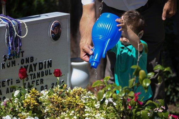 Şehit aileleri bayramda şehitlikleri ziyaret etti