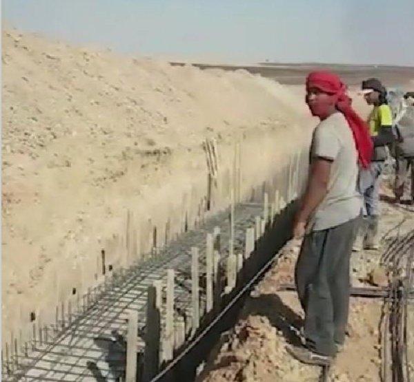 YPG'li teröristler siper kazmaya başladı