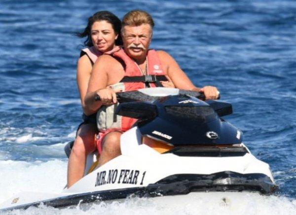 Nuri Alço sevgilisiyle Bodrum tatilinde