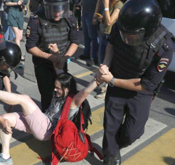 Rusya'da polis şiddeti kamerada