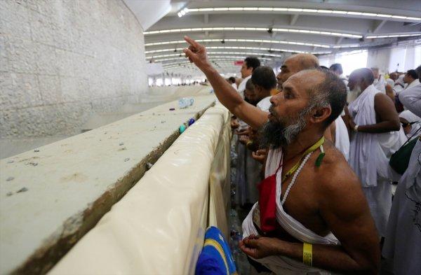 Hacılar şeytan taşladı