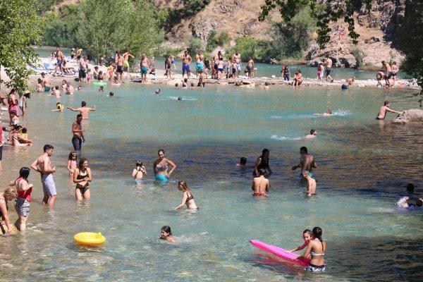 Tunceli'de plajlar doldu taştı