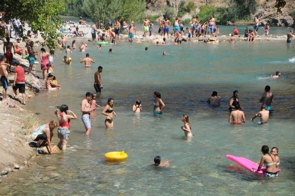 Tunceli'de plajlar doldu taştı