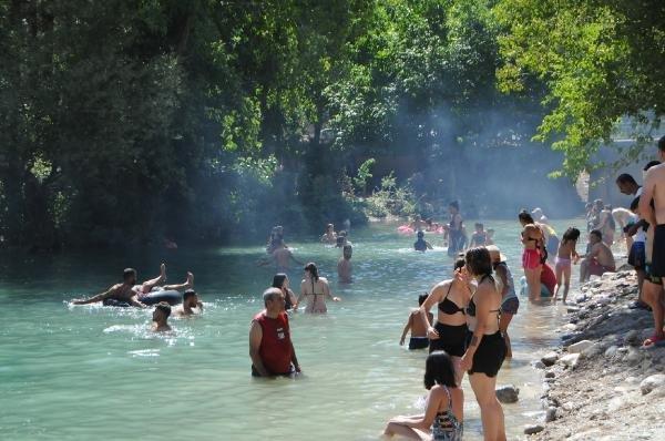 Tunceli'de plajlar doldu taştı