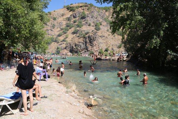 Tunceli'de plajlar doldu taştı