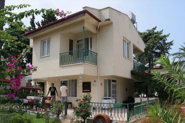 Hataylı ev sahibi çatıdan 15 kilogram bal elde etti