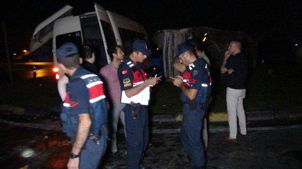 Antalya'da turist taşıyan minibüs kamyona arkadan çarptı