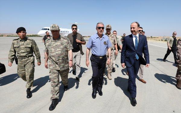 Bakan Akar ve komutanlar Şanlıurfa'da incelemede