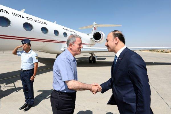 Bakan Akar ve komutanlar Şanlıurfa'da incelemede