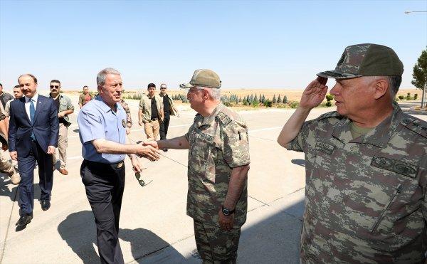 Bakan Akar ve komutanlar Şanlıurfa'da incelemede