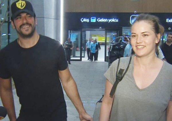 Burak Özçivit'ten eşine destek