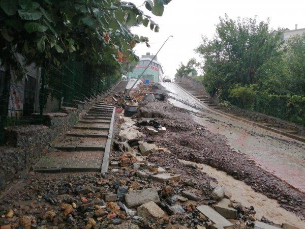 İstanbul'da sağanak sonrası yollar çöktü