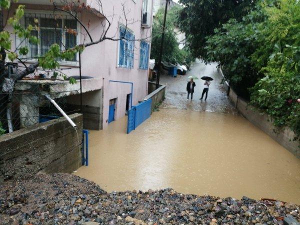 İstanbul'da sağanak sonrası yollar çöktü