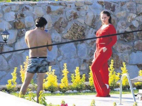 Burak Özçivit'ten eşine destek