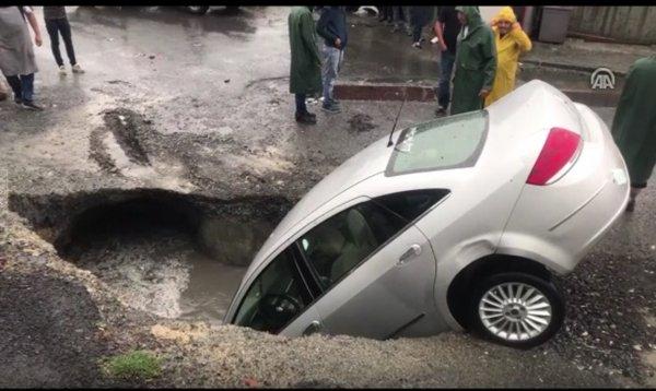 İstanbul'da sağanak sonrası yollar çöktü