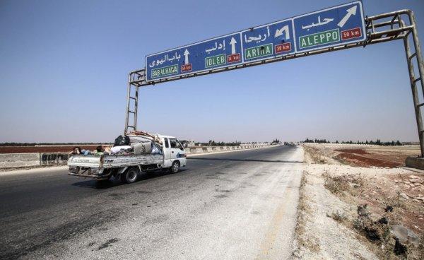 İdlib'de yerinden edilen siviller yönünü Türkiye'ye çevirdi