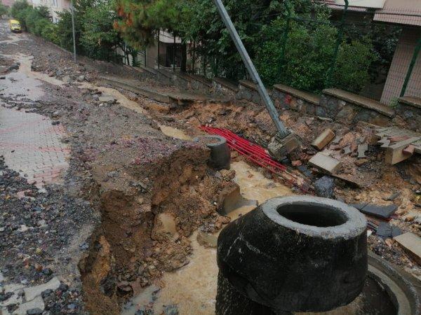 İstanbul'da sağanak sonrası yollar çöktü