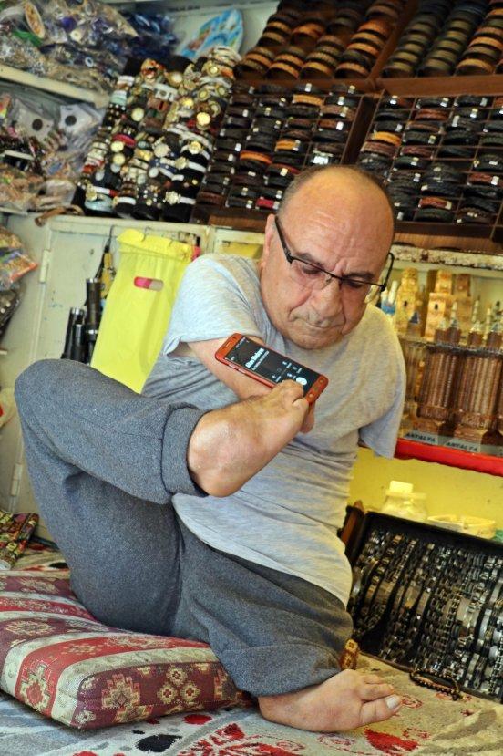 Ayaklarını el gibi kullanıyor