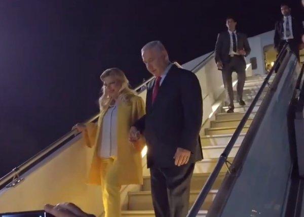 Netanyahu'nun eşi ikram edilen ekmeği yere attı