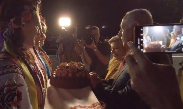 Netanyahu'nun eşi ikram edilen ekmeği yere attı