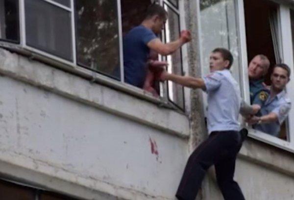 Rus baba bebeğini camdan atmak istedi