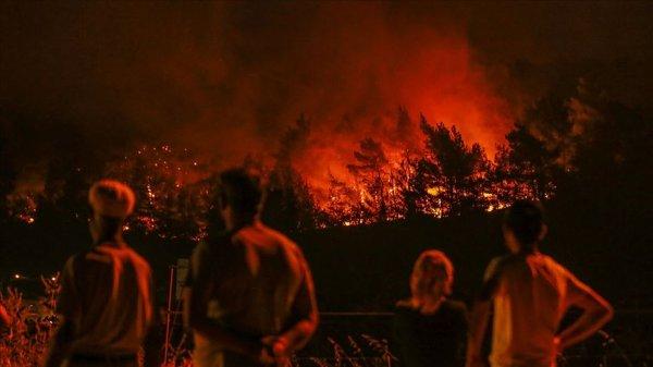İzmir'deki orman yangını giderek yayılıyor
