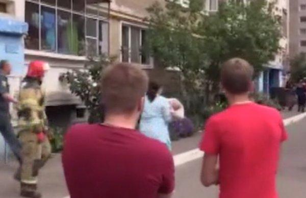Rus baba bebeğini camdan atmak istedi